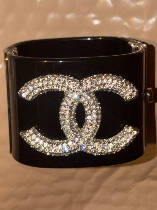 CHANEL Jewelry - 🆕!!!🪩 CHANEL CC Cuff + Box 📦 10/10 🪩